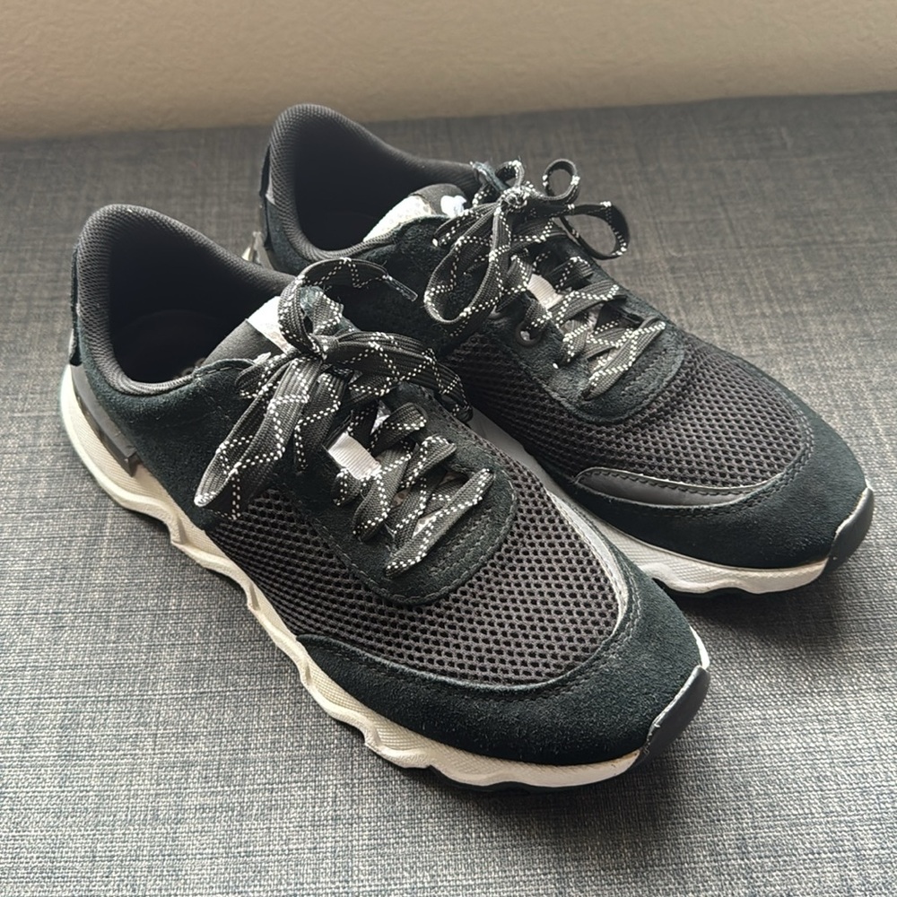 Sorel women's Kinetic lite lace sneakers in black and white size 9
